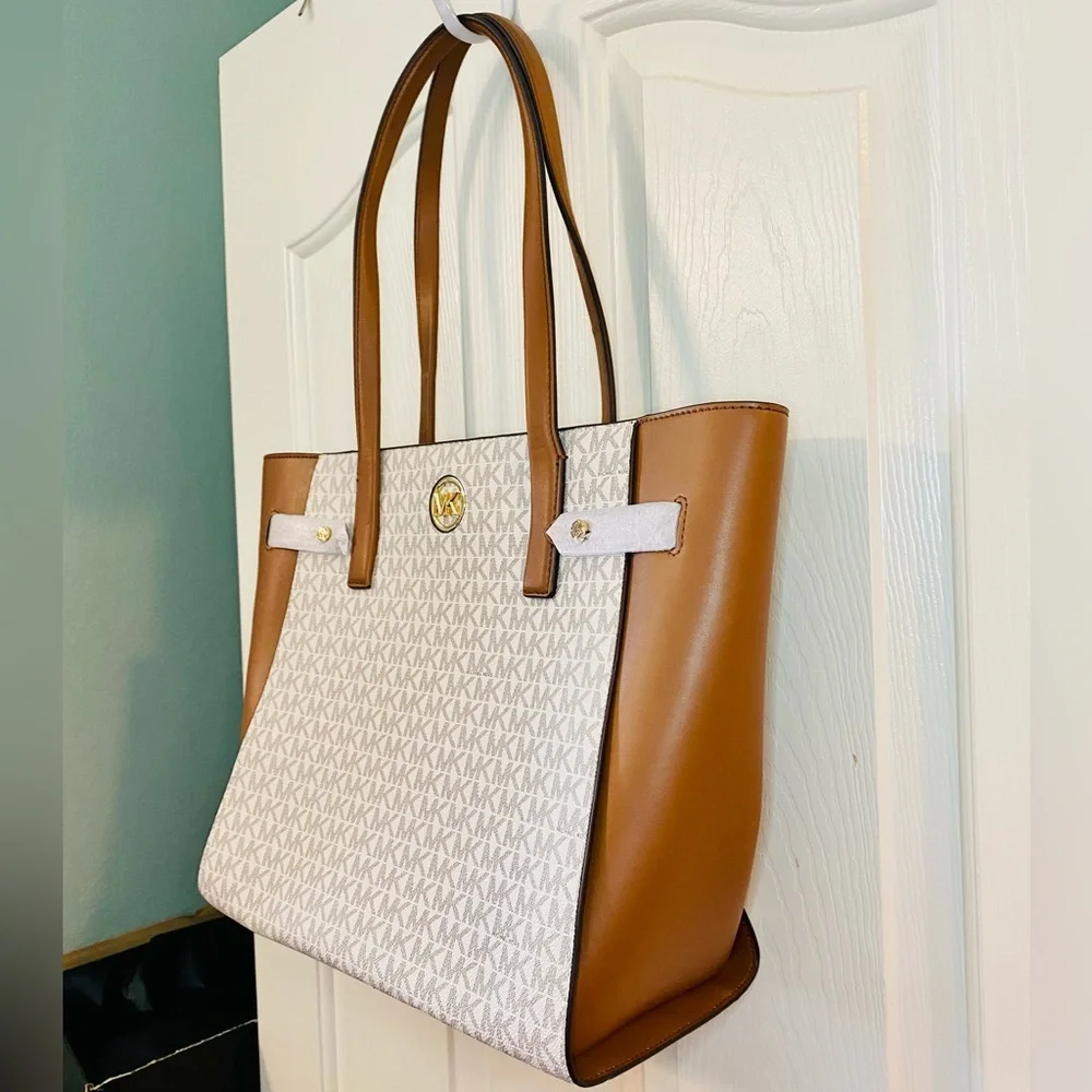 NEW! Michael Kors Vanilla MK Signature Large Carmen Logo Tote